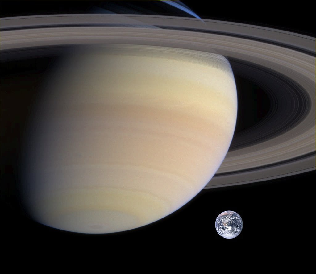 Tamaños relativos de Saturno y la Tierra.