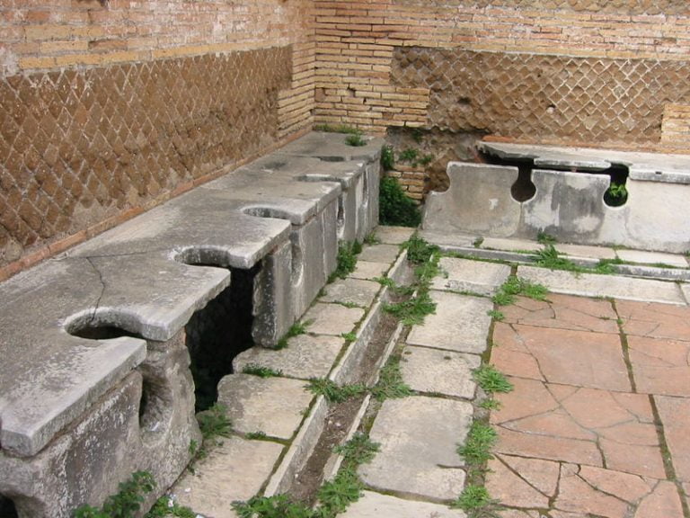 “Latrinas” públicas romanas en Ostia Antica.