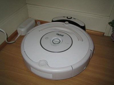 Roomba conectada a su estación base.