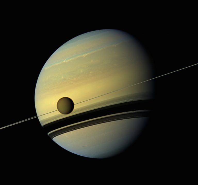 Titán frente al gigante Saturno [NASA].