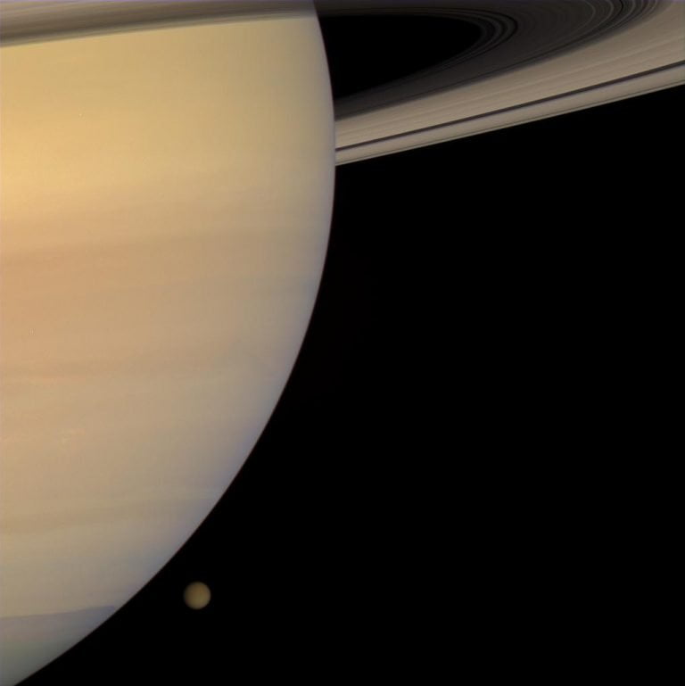 Titán junto a Saturno, por Cassini (NASA).