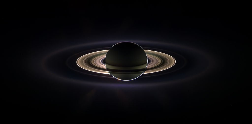 Saturno y sus anillos eclipsando el Sol