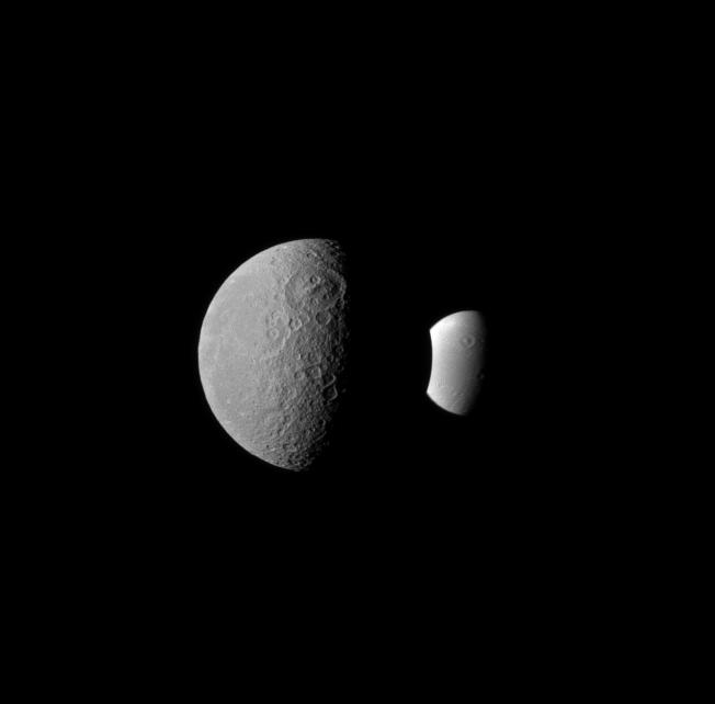 Rea eclipsando parcialmente a Dione 