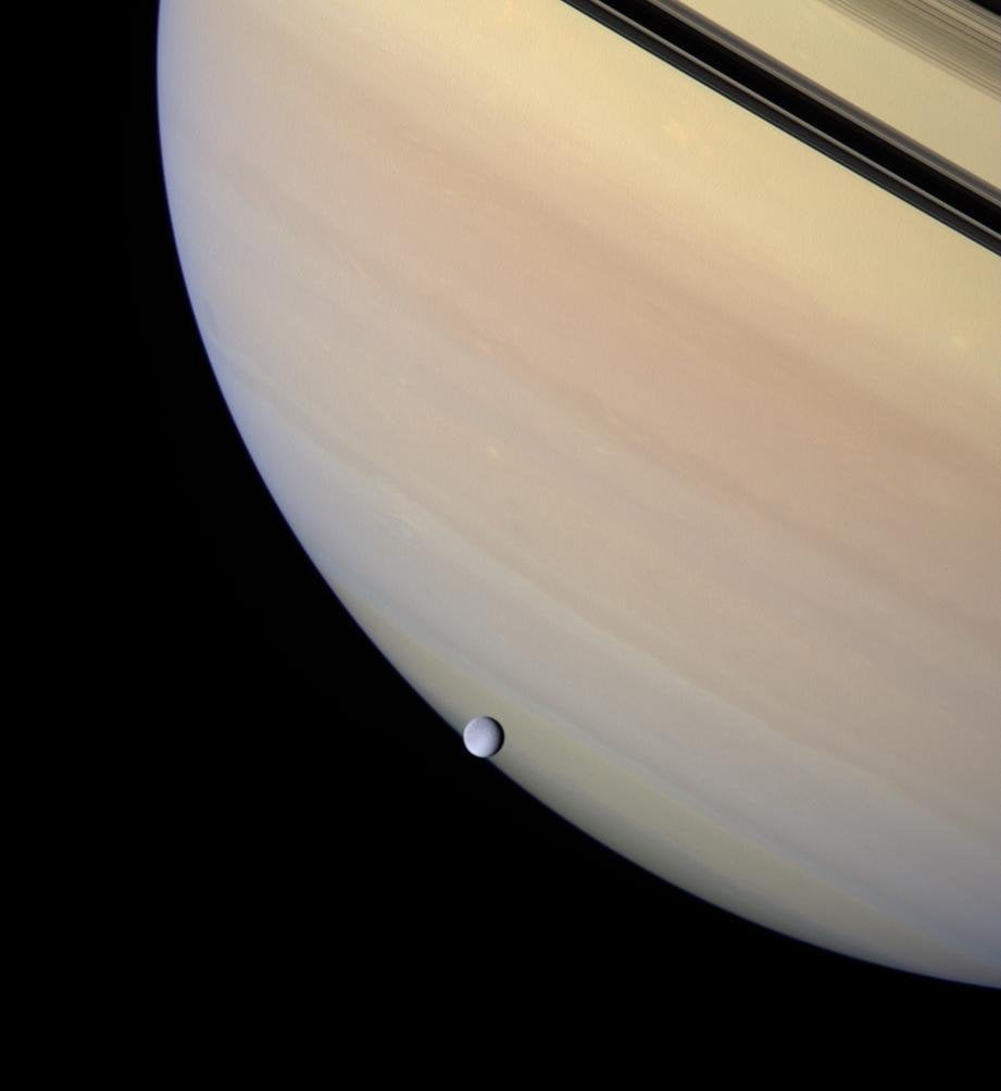 Rea frente a Saturno (NASA).